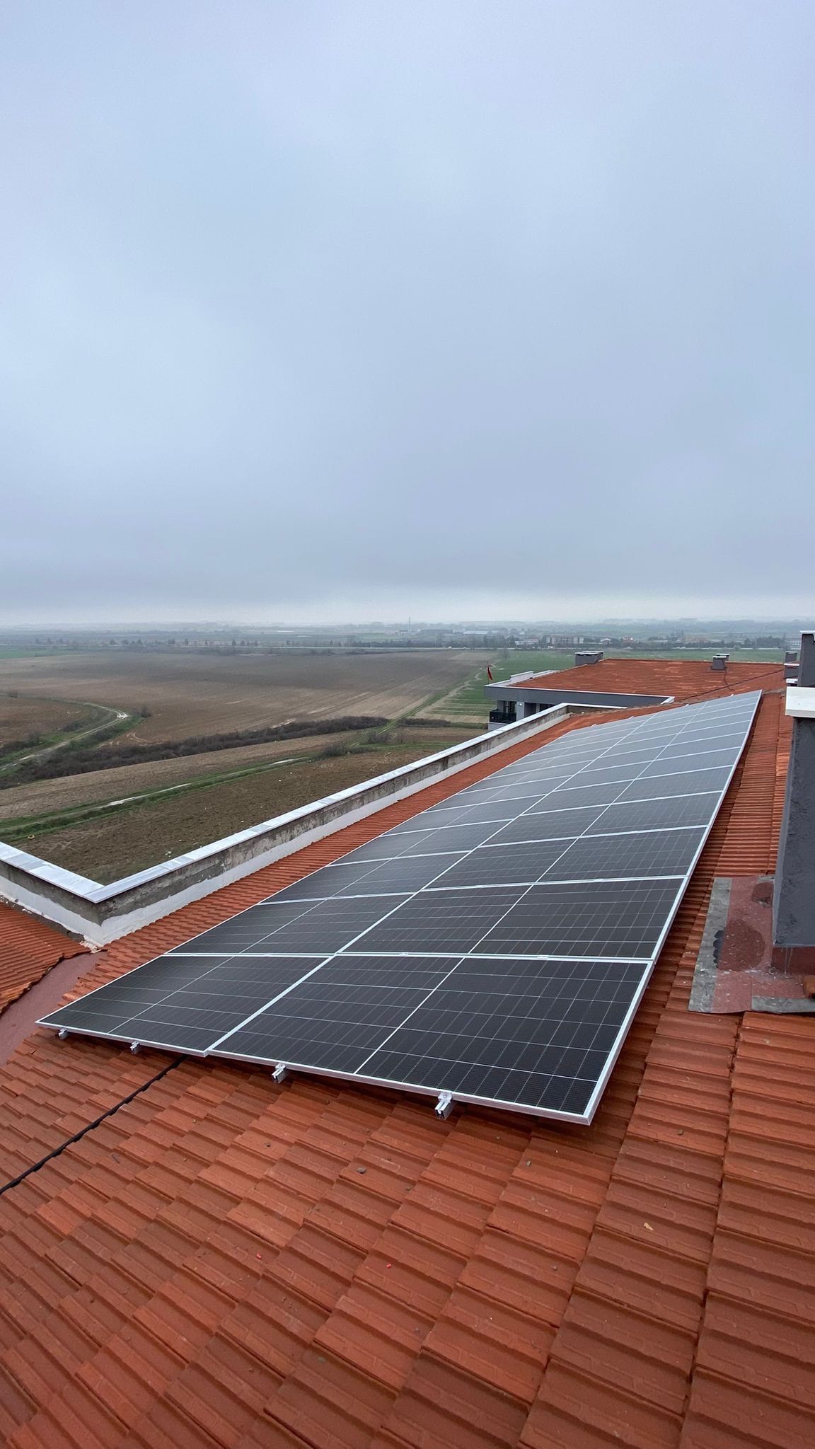 Tarla Manzaralı Çatı Güneş Panelleri - Solanka Enerji