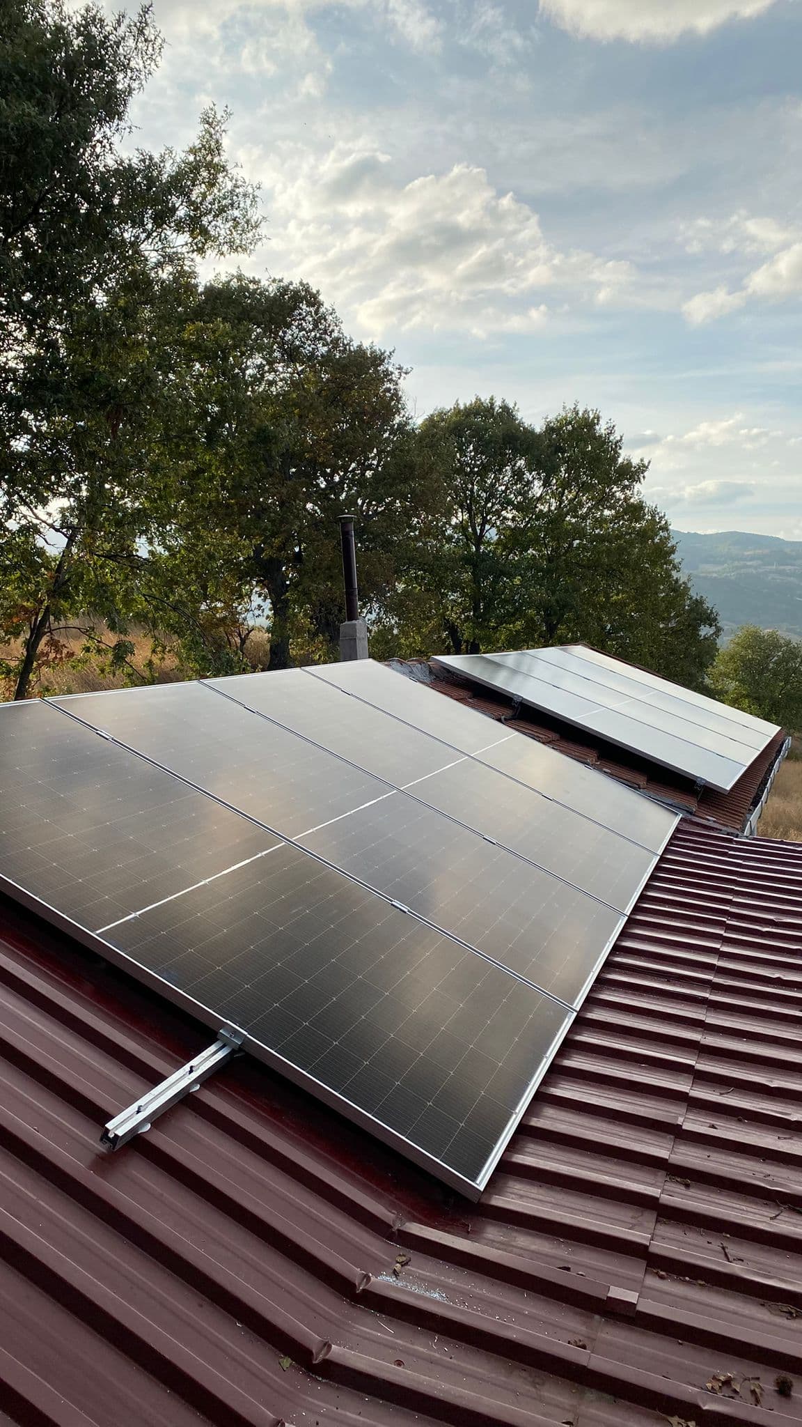 Villa bahçesinde güneş paneli sistemi - Solanka Enerji