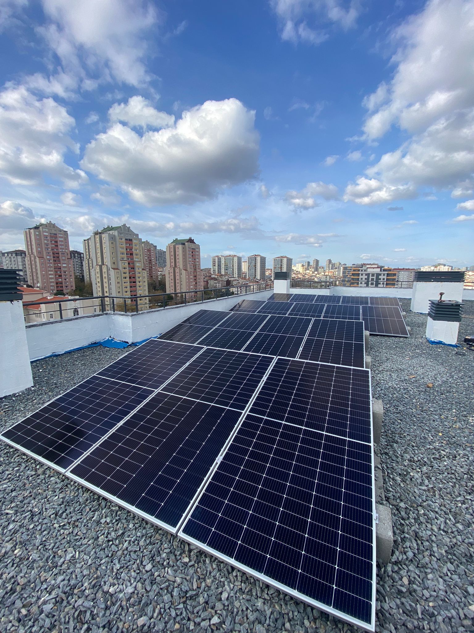 Düz çatı güneş paneli kurulumu, şehir manzarası - Solanka Enerji