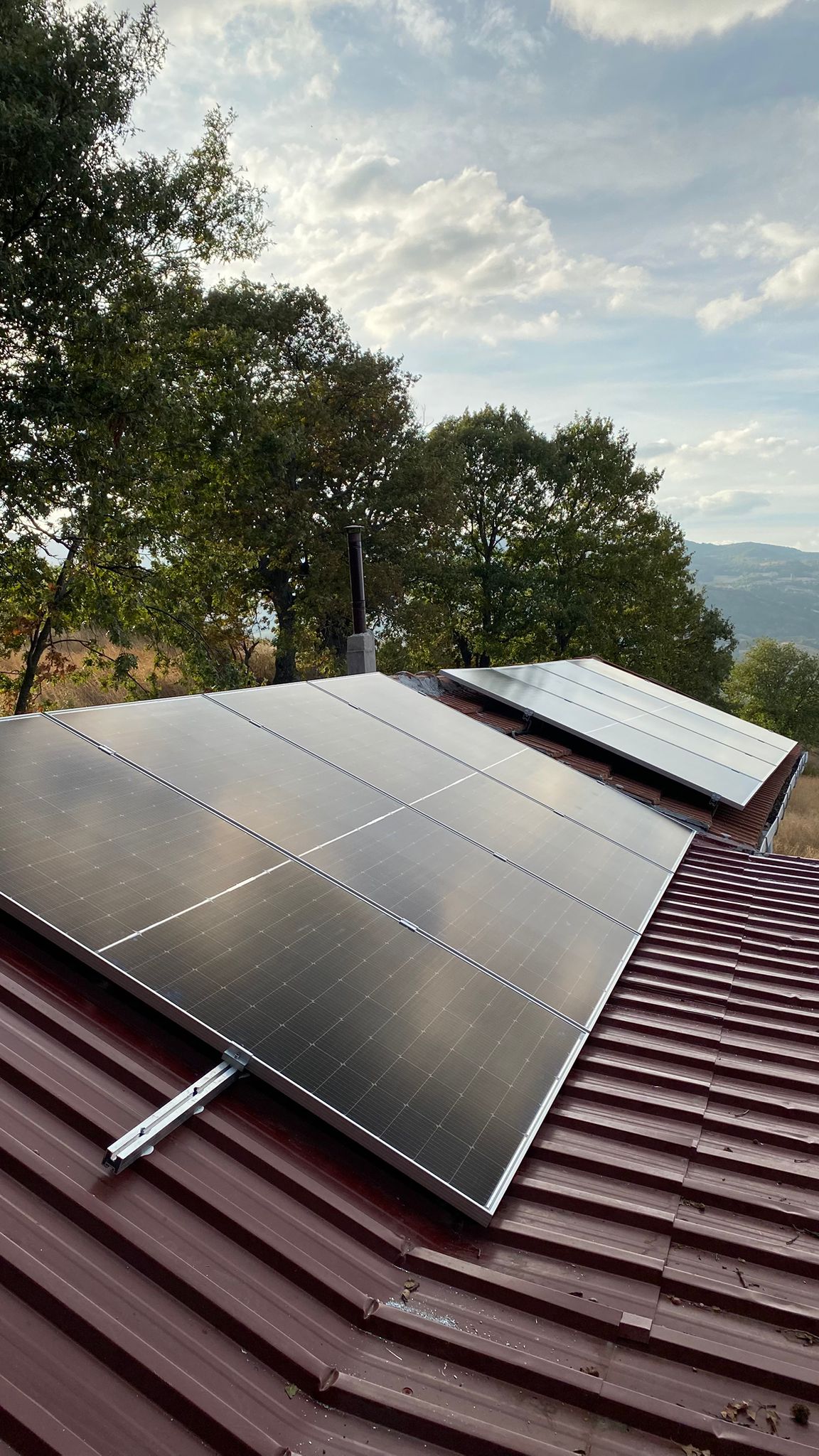 Villa bahçesinde güneş paneli sistemi - Solanka Enerji