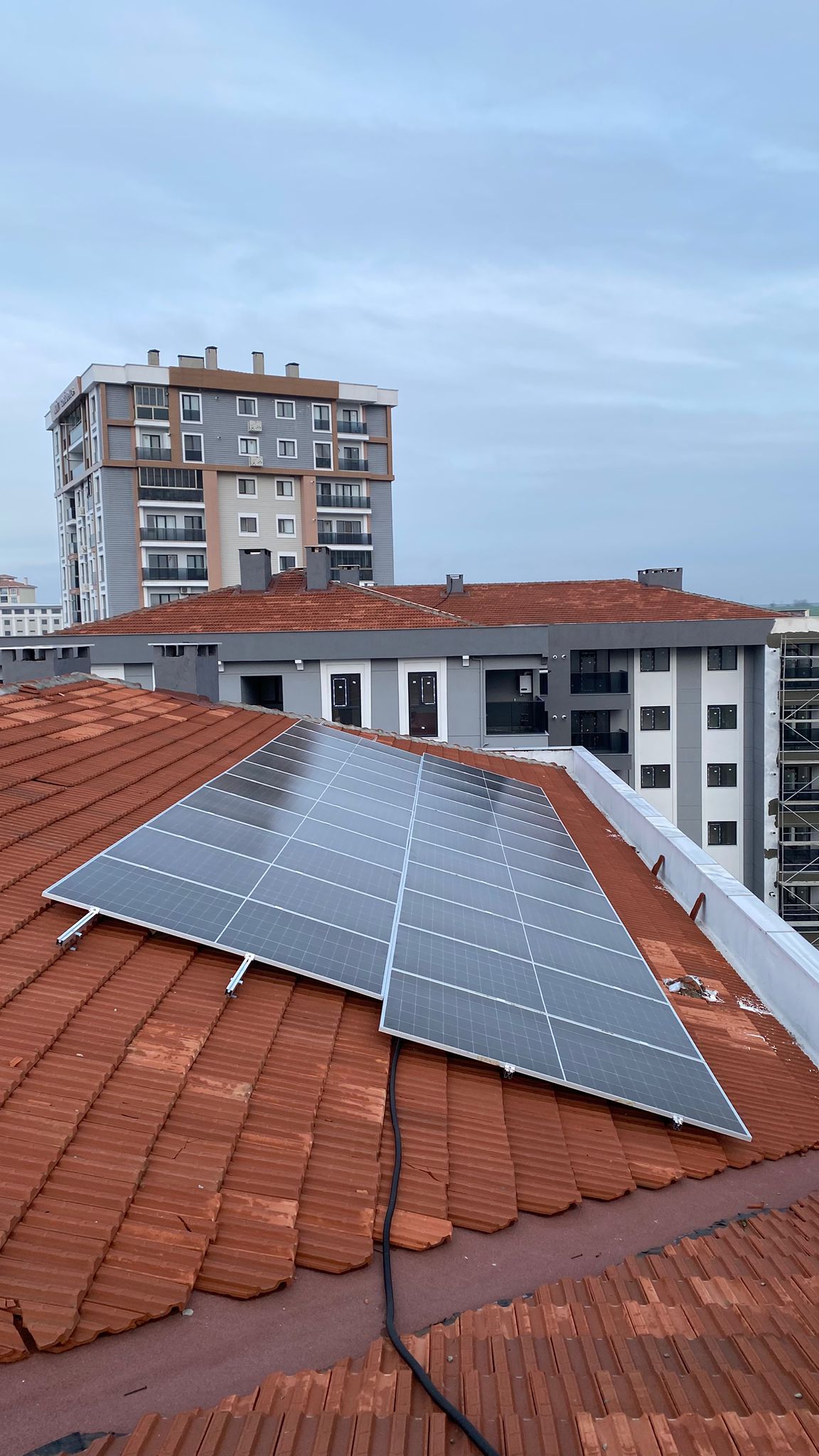 Kiremit çatıda güneş paneli montajı, apartman manzarası - Solanka Enerji