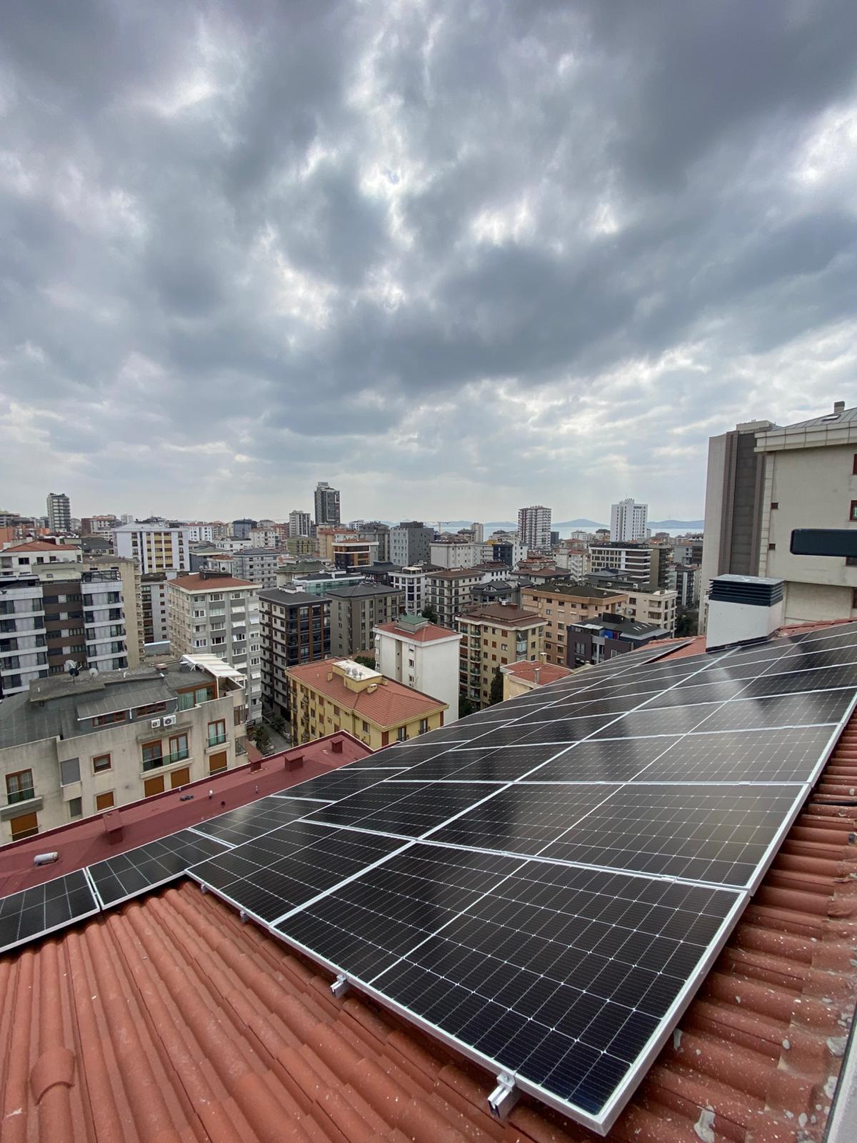 Konut çatısında güneş paneli, apartman görünümü - Solanka Enerji