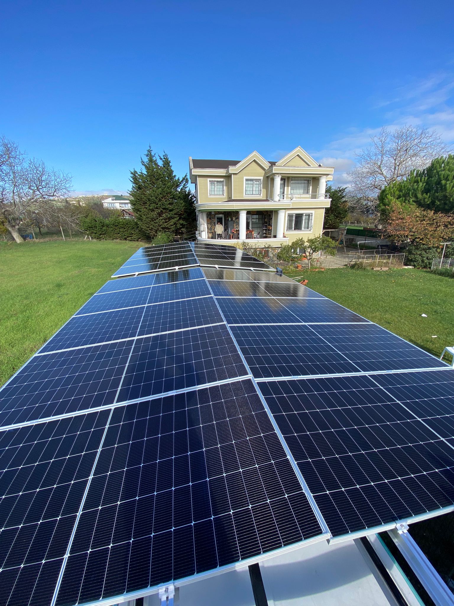 Apartman çatısı güneş paneli kurulumu, geniş manzara - Solanka Enerji