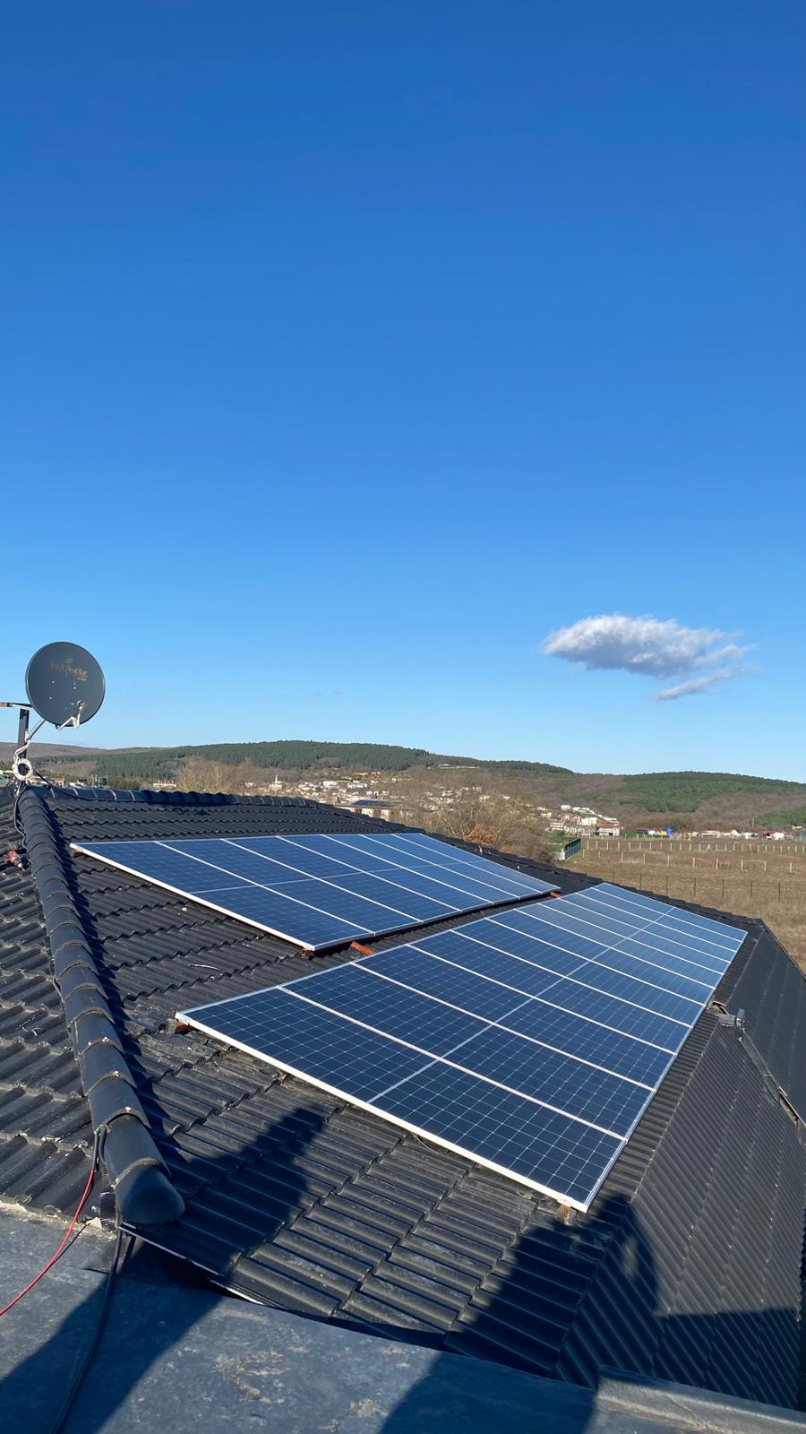 Kiremit çatıda güneş paneli sistemi, dağ manzarası - Solanka Enerji