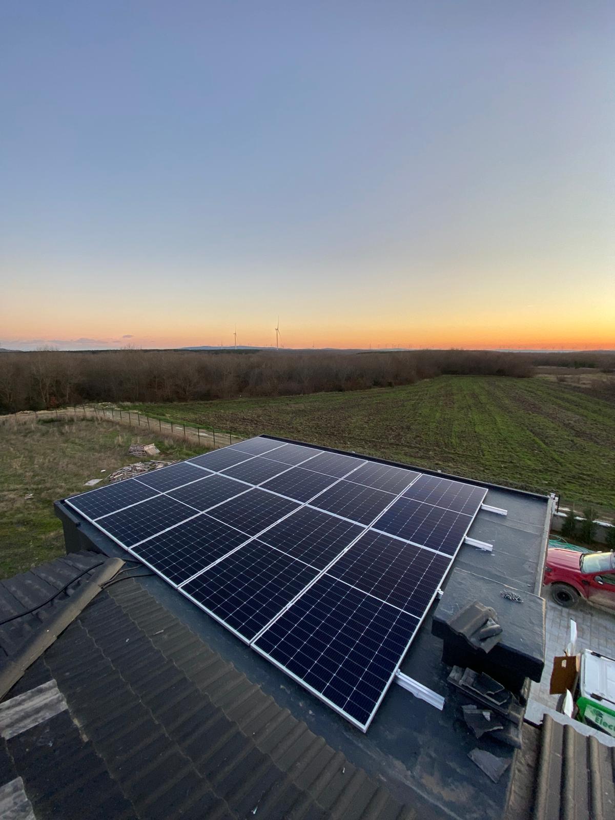 Kiremit çatı güneş paneli montajı, kırsal arazi görünümü - Solanka Enerji