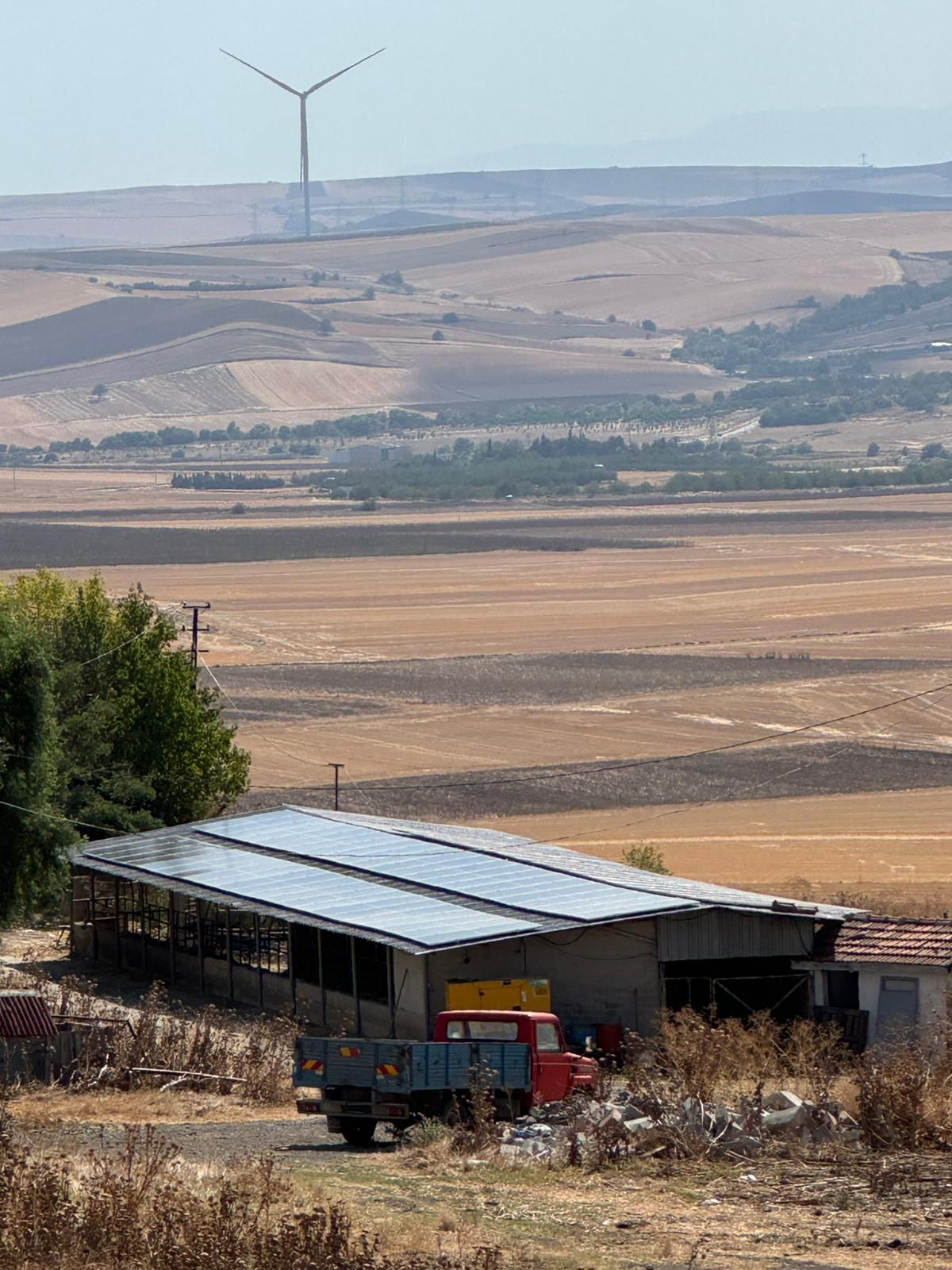 Kiremit çatı güneş paneli dizisi, şehir panoraması - Solanka Enerji