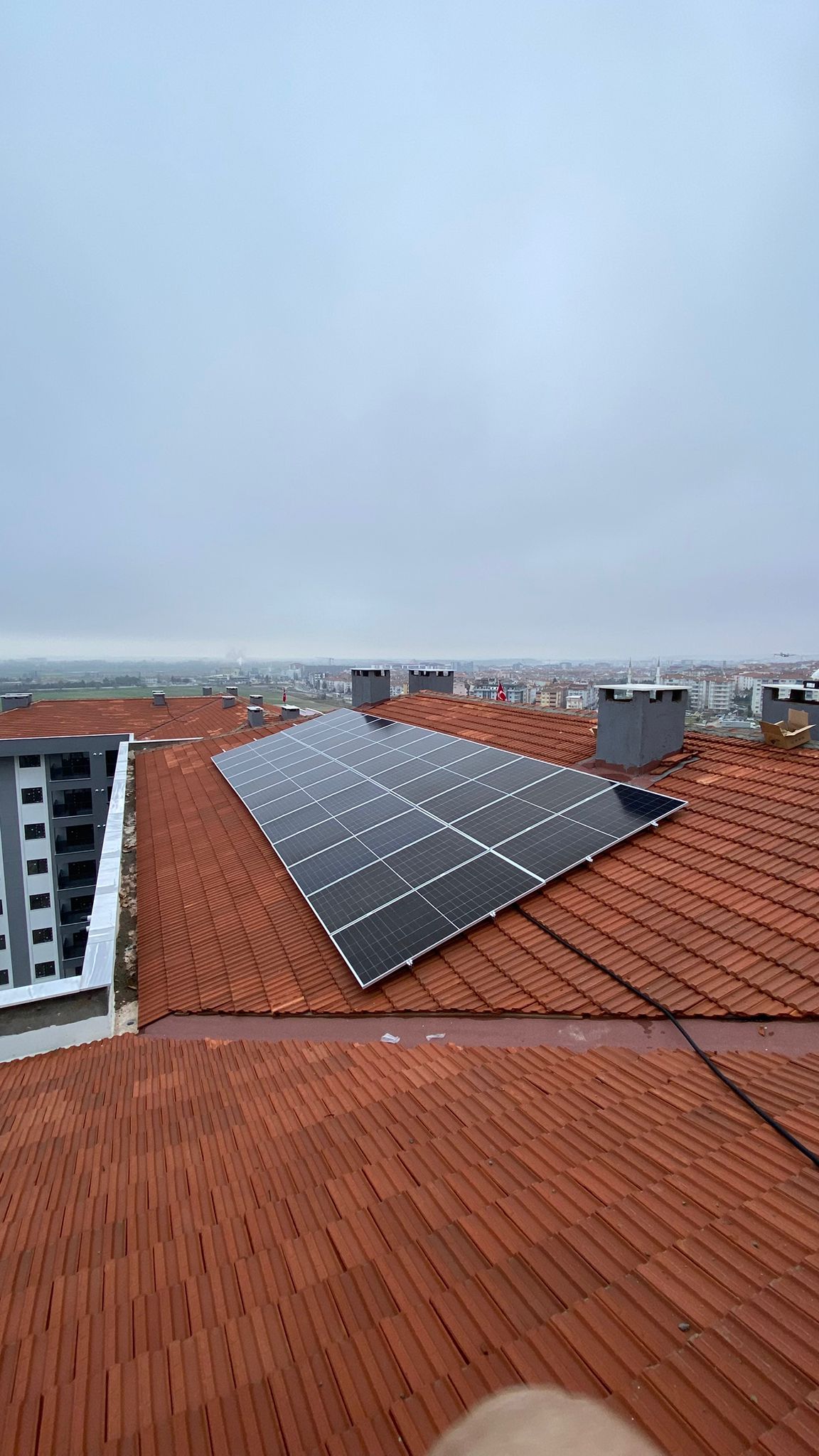 Sahil şehrinde çatı güneş paneli kurulumu, deniz manzarası - Solanka Enerji